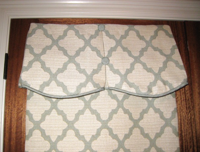 Complimentary color detailing on valance