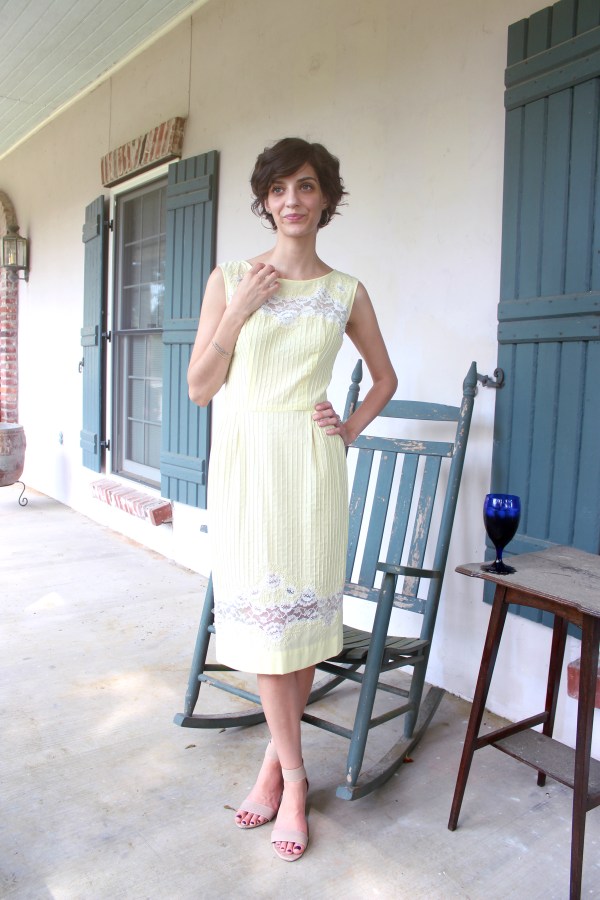 Keep jewelry light with vintage dresses for a day time look. Leave the pearls at home!